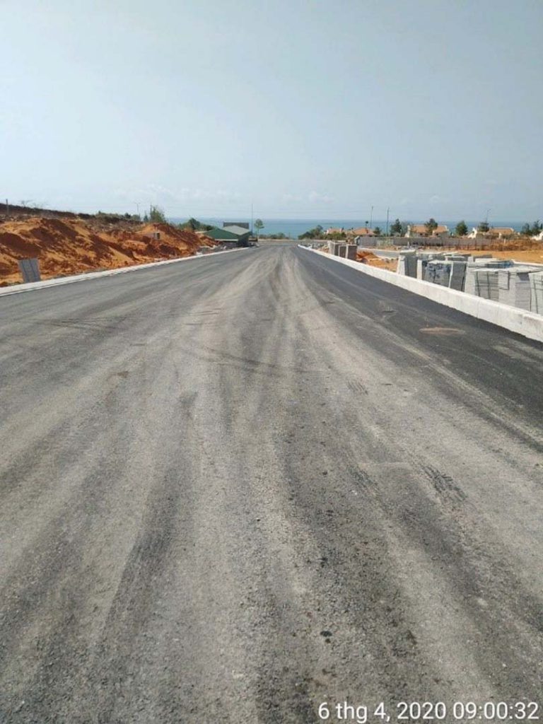 Các tuyến đường nội bộ phía trong dự án đã được trải nhựa phẳng lì