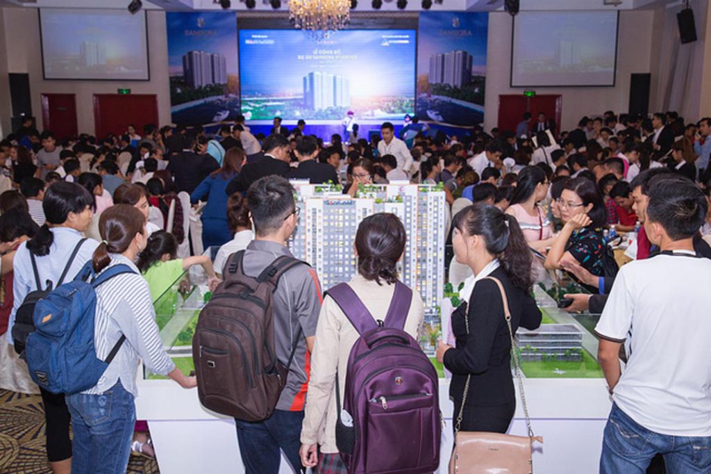 Không chỉ các dự án tại Sài Gòn, các dự án căn hộ cao cấp mở bán tại tỉnh tuần qua cũng đông nghẹt khách tham gia.