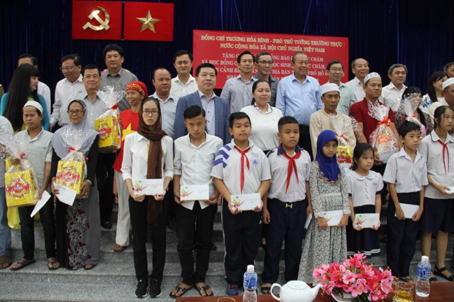 Phó Thủ tướng Thường trực Trương Hòa Bình cùng các mạnh thường quân tặng quà tết cho đồng bào chăm; tặng học bổng cho học sinh người Chăm và Khmer.