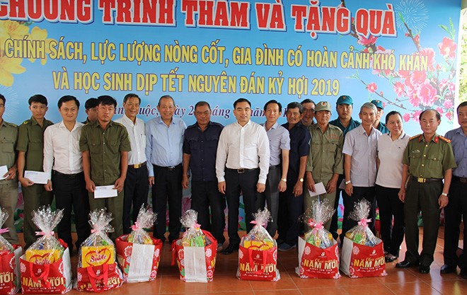 Phó Thủ tướng Thường trực Trương Hòa Bình và các mạnh thường quân tặng quà Tết cho lực lượng nòng cốt của huyện Cần Giuộc.
