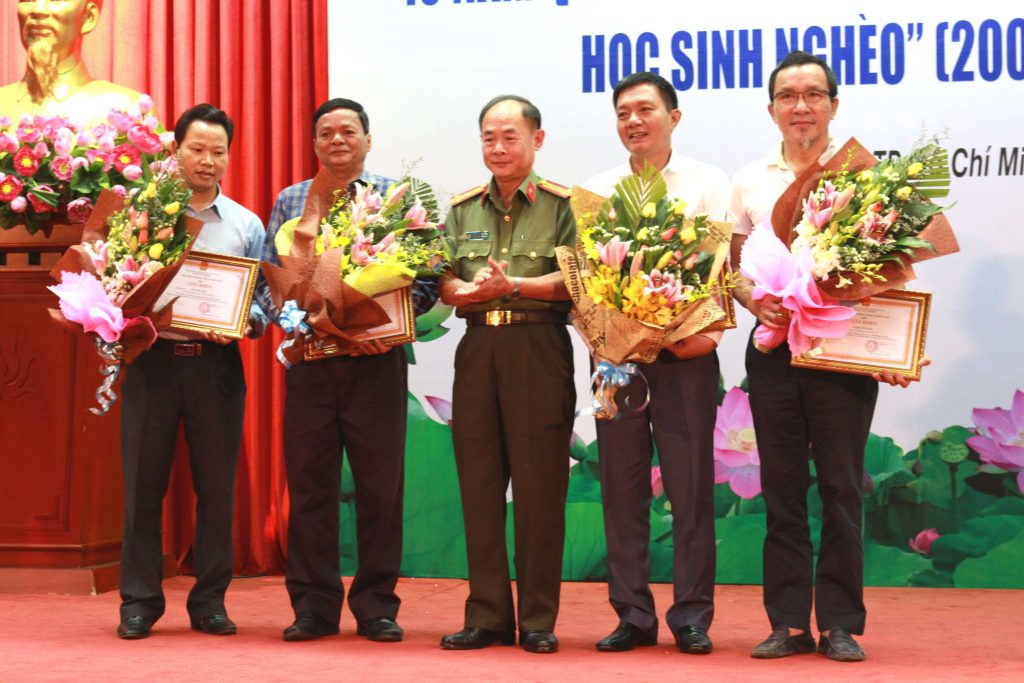 Ông Nguyễn Dư Lực - Chủ tịch HĐQT CTY Hưng Lộc Phát (thứ 2 từ phải qua) nhận hoa và bằng khen từ Đại tá Trần Kim Thẩm - Phó TBT báo CAND