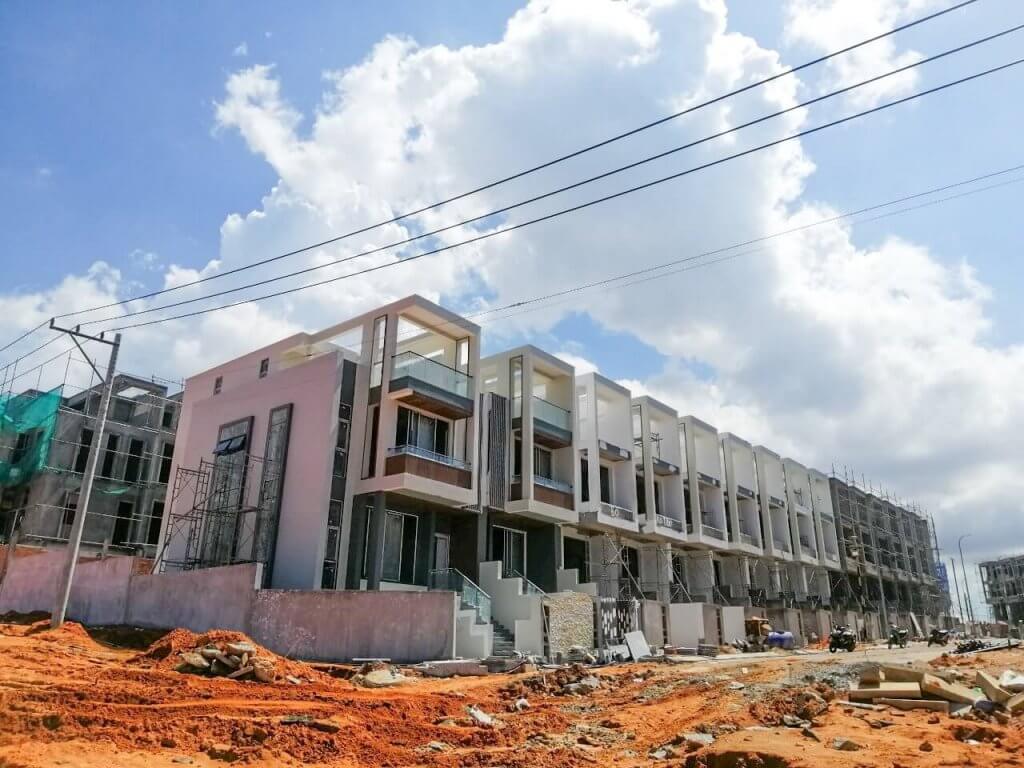 Các dãy nhà phố đang dần hoàn thiện mặt ngoài