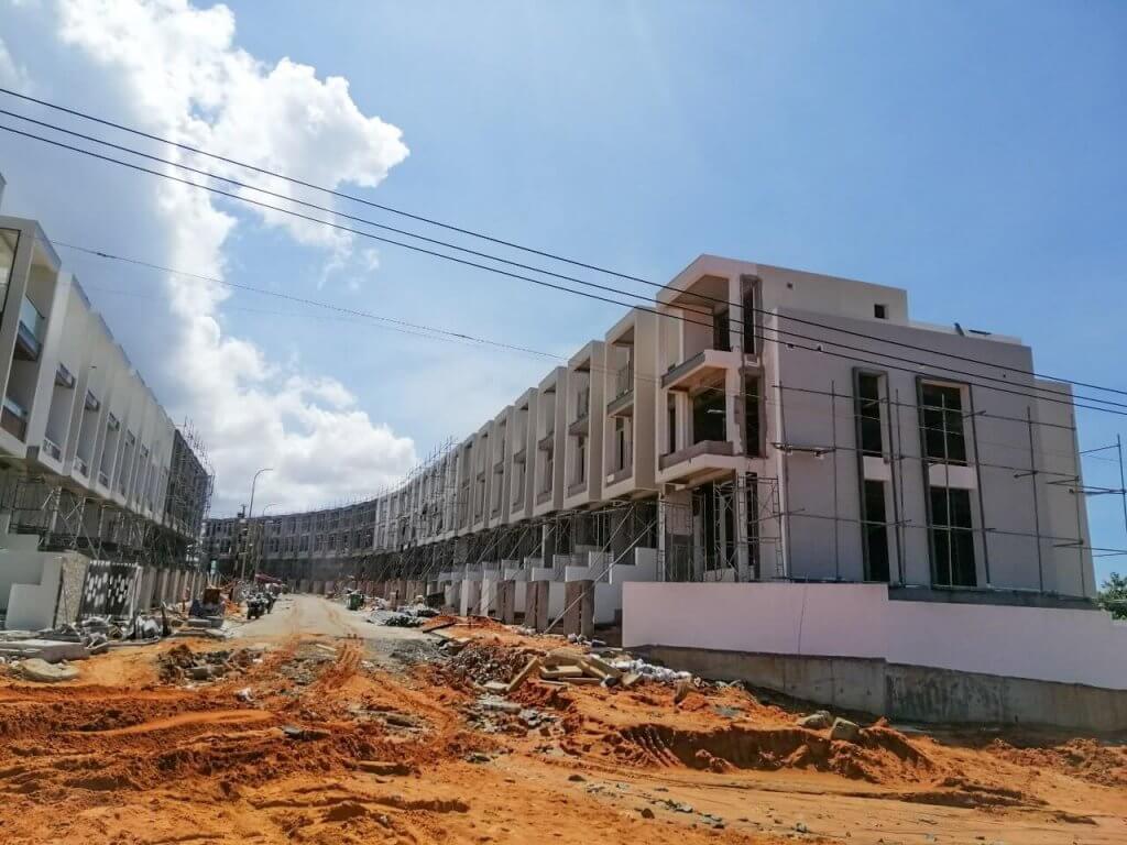 Các dãy nhà phố đang dần hoàn thiện mặt ngoài
