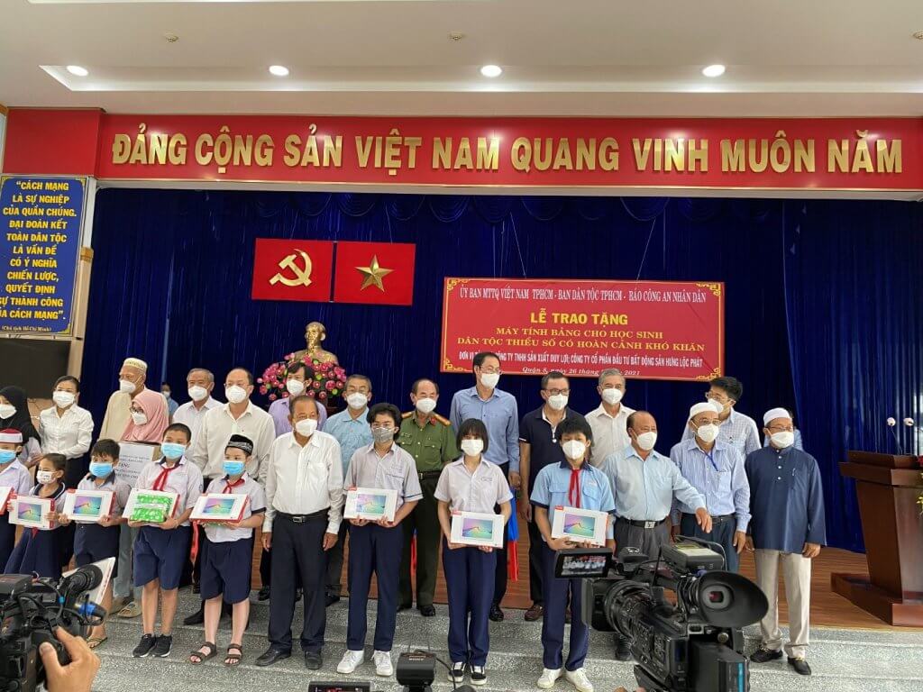 Nguyên Phó Thủ tướng Thường trực Trương Hoà Bình cùng ông Nguyễn Văn Bình – Đại diện Công ty Hưng Lộc Phát và các đại biểu chúc các em học sinh cố gắng vượt khó, học giỏi.
